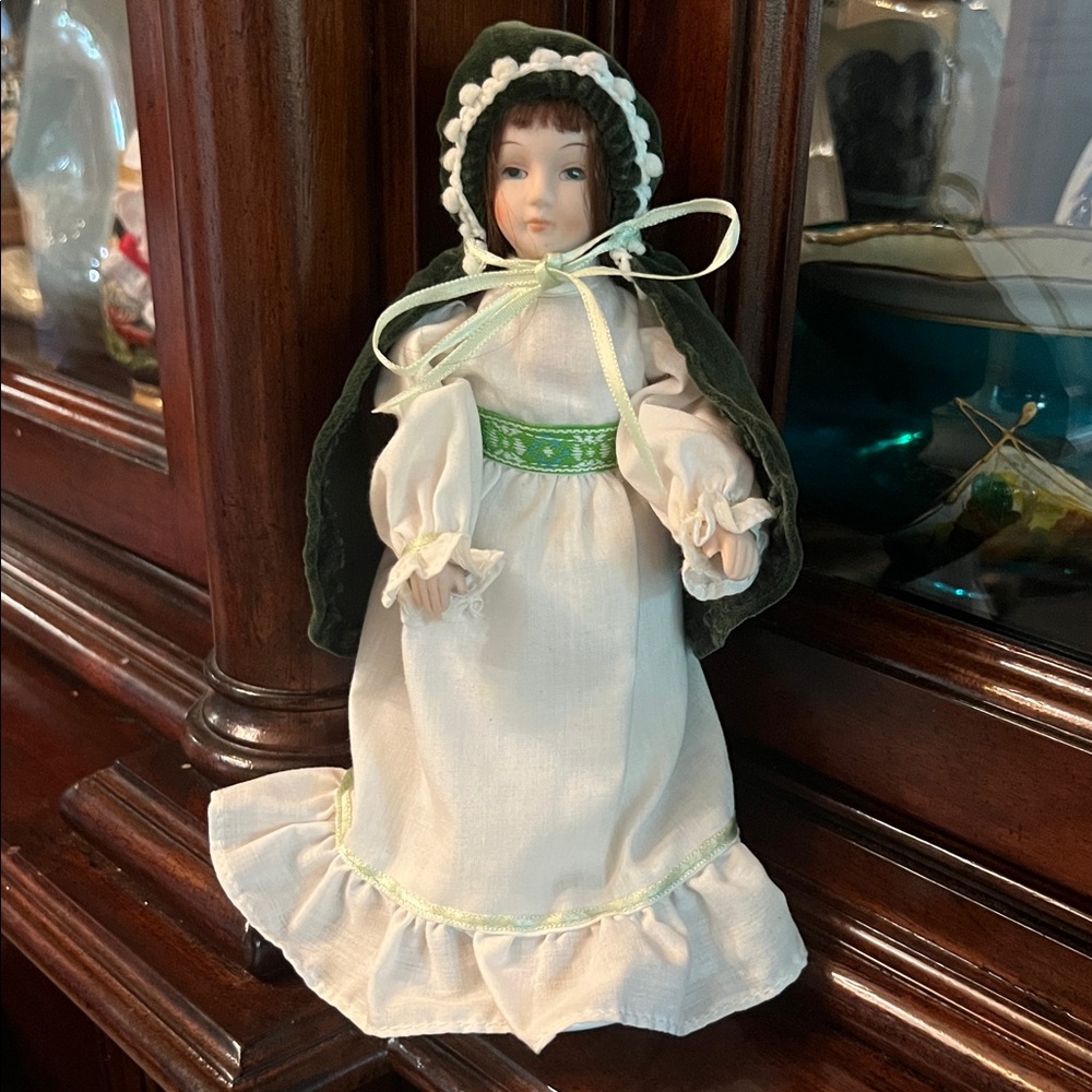 Children of the World Ireland Doll Colleen with Green Velvet Cape 8”